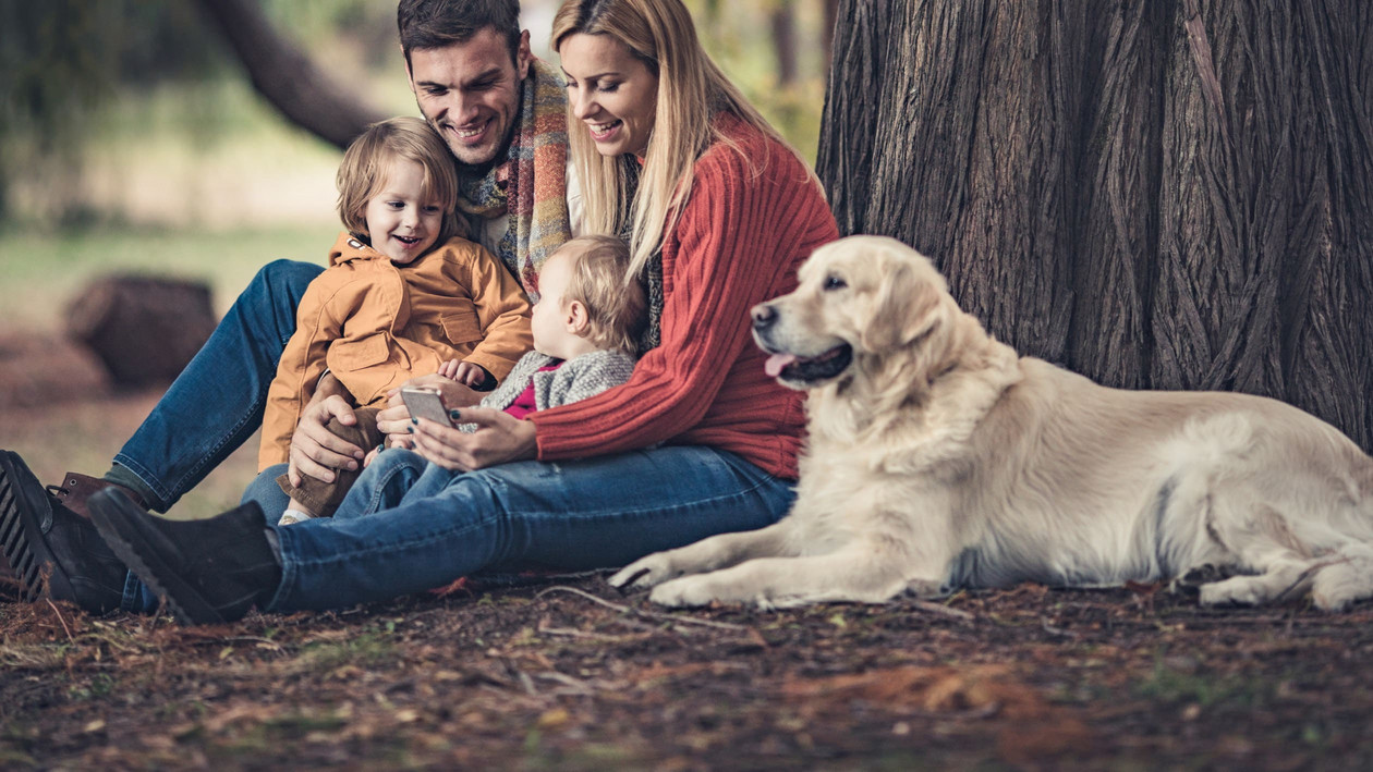 Golden Retriever mit Familie